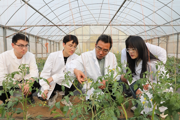 764e187617c848f2a317526e182a266d.jpg 21 张明科指导学生做科研_副本.jpg