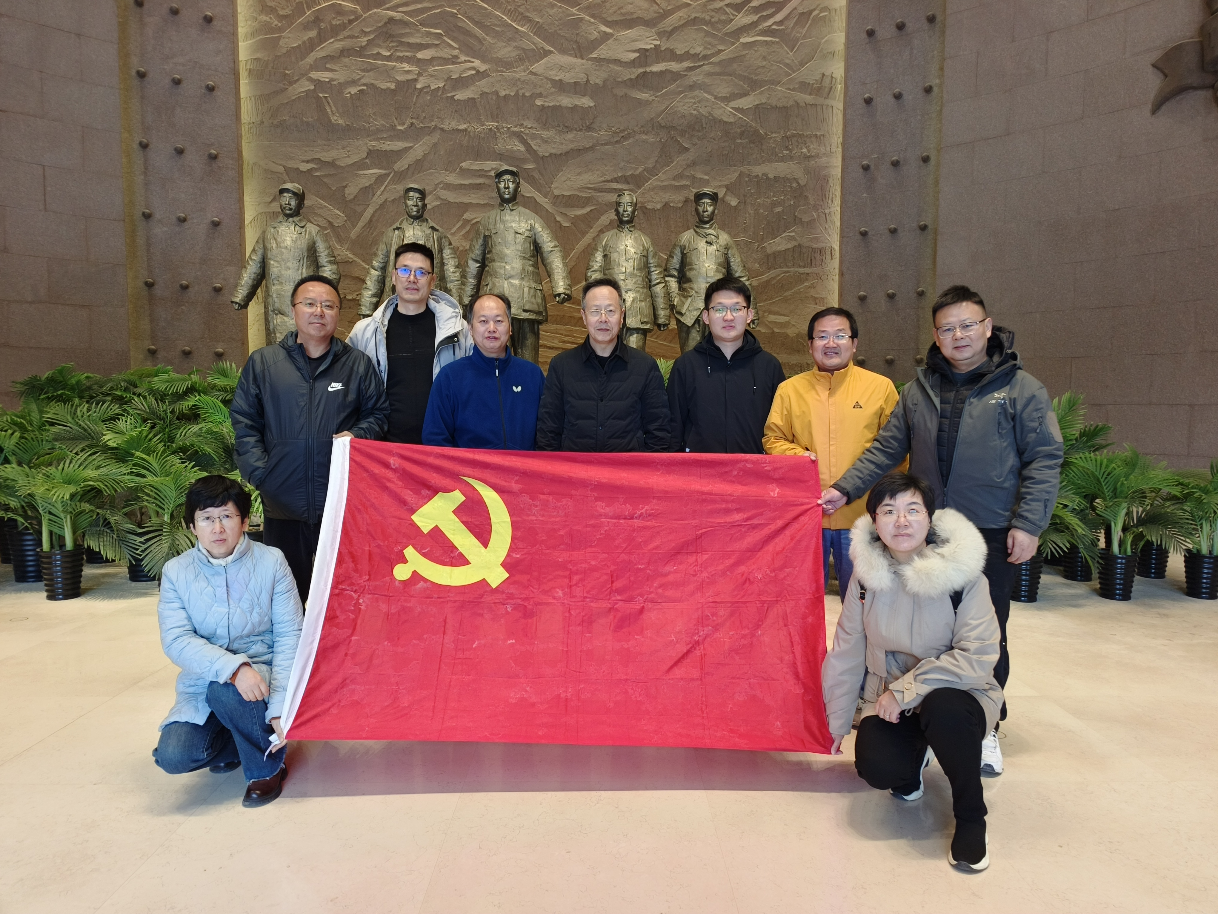 参观南梁革命纪念馆合影.jpg