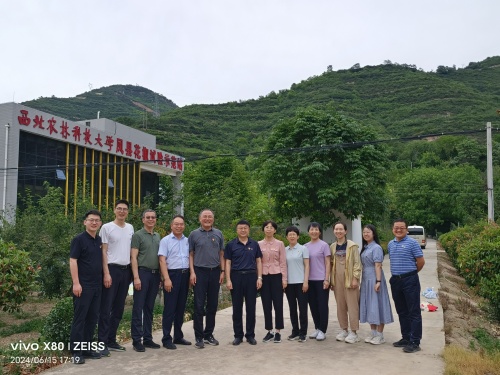 赴花椒试验示范站参观学习.jpg