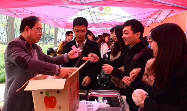 专家亲自发苹果