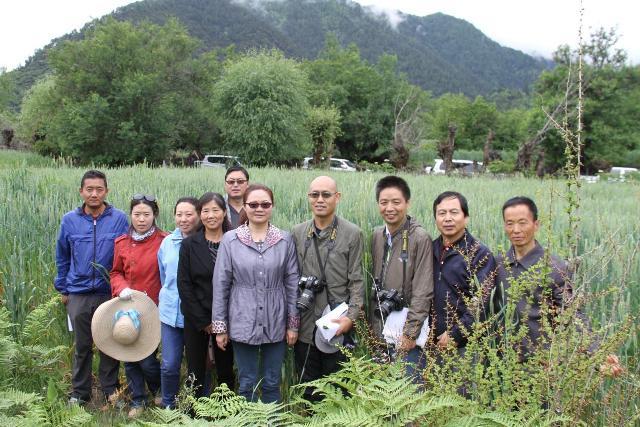 考察组与当地农技人员合影