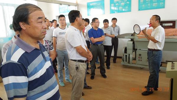 工作人员茶试站清洁化茶叶生产线对陕南茶产业示范带动作用及社会效益