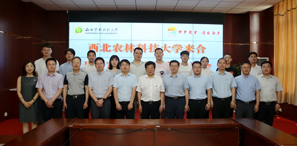 88e90cfea67245ffbfffc0502b47ebed.jpg 吴普特看望慰问我校派驻干部和研究生助力团成员.jpg