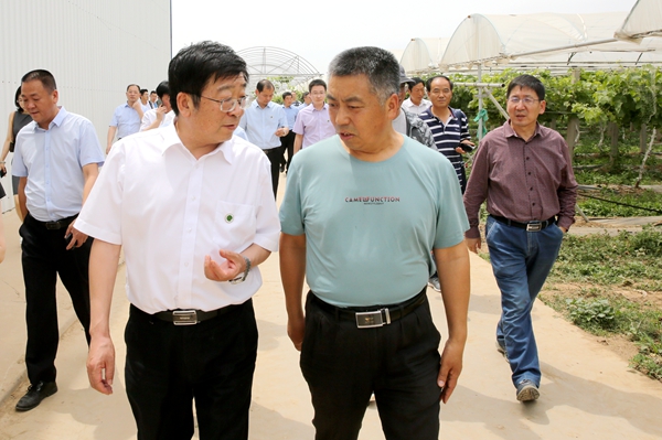 a31bd29895ef4fdcb629ad49b424c685.jpg 吴普特与我校专家张宗勤副教授交流.jpg