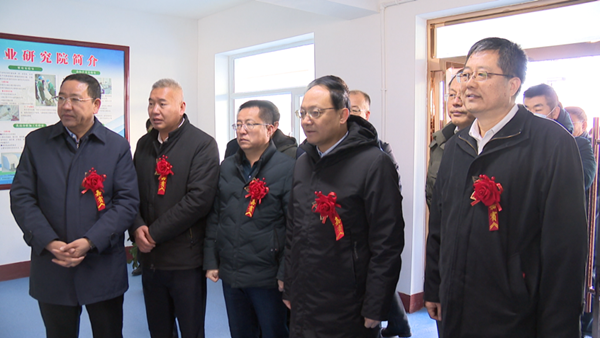 f420482a2740452f9c49a2600eebeb21.png 参观实验室_副本.png