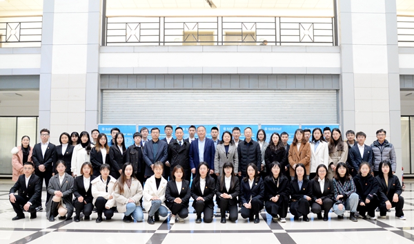 5d1f0de1d06744dd8c77fbf9faa9f83f.jpg 研究生助力团培训合影_副本.jpg