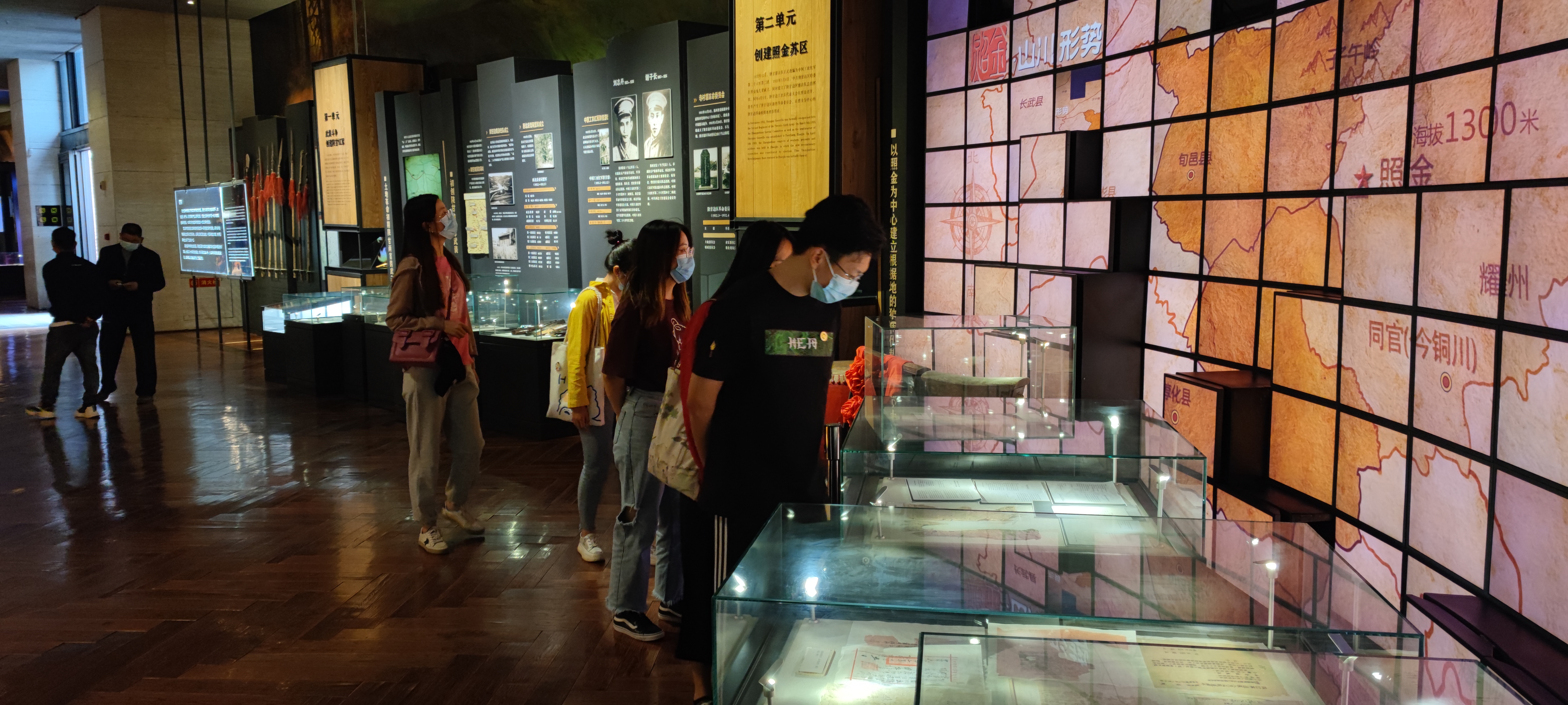 142022f7548b4dab945b5a9974c9fd51.jpg 参观.jpg