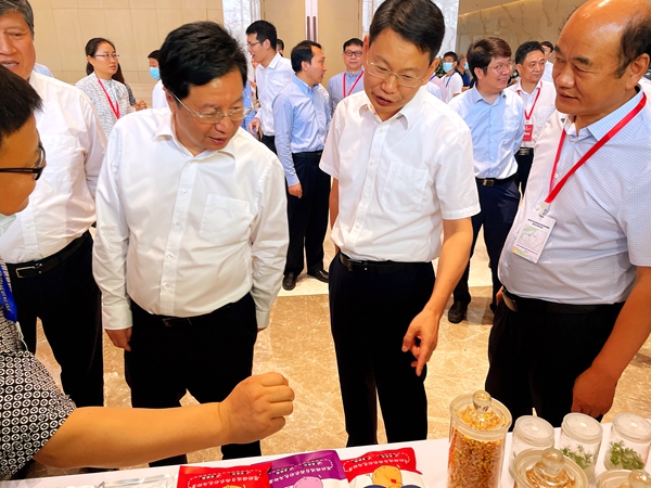 5666acdae8404e20b76a53803b652f35.jpg 省领导在刘建林厅长带领下参观我校展区_副本.jpg