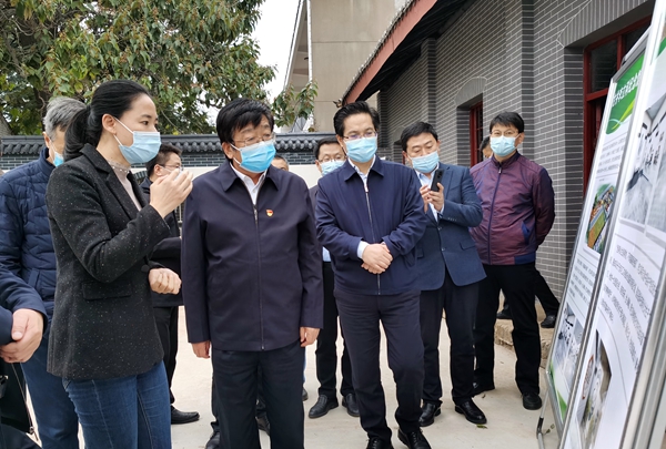 f63fc891123f43e6ad7053fc0cb4a1a8.jpg 吴普特校长一行在甘井镇调研合阳旱作农业试验示范站建设情况_副本.jpg