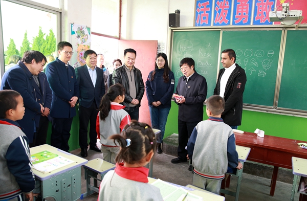 a122626c785e4d68bd985ae62022665b.jpg 吴普特与南沟小学学生在交流_副本.jpg