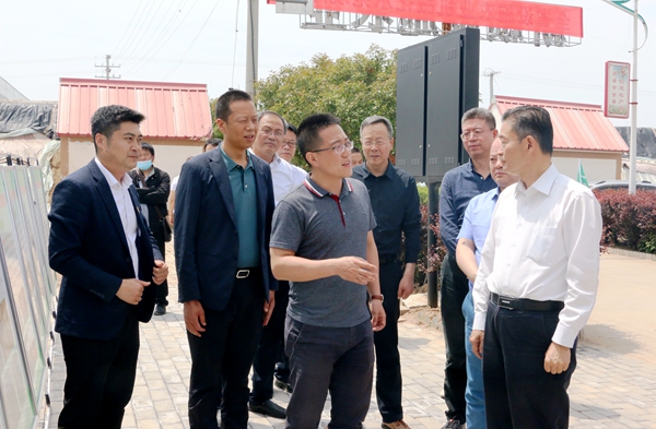 c2b8ad102a17453dae9738a132608f0e.jpg 向孙先鹏副教授了解智慧设施园艺研究及推广情况_副本.jpg