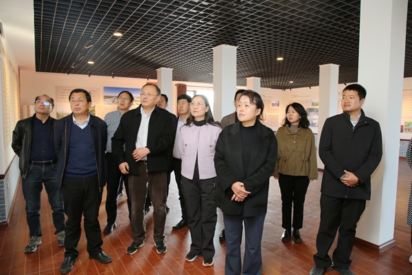 b226456e799c4669a21a4529008acaf8.jpg 2参观南沟村村史馆.jpg